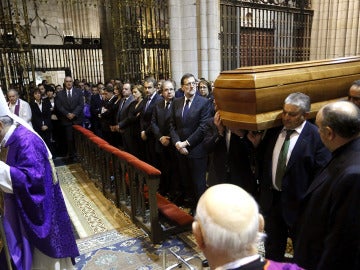 Mariano Rajoy y Juan Vicente Herrera observan la llegada del féretro de Isabel Carrasco Mariano Rajoy y Juan Vicente Herrera observan la llegada del féretro de Isabel Carrasco
