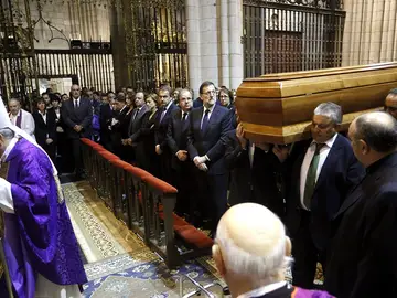 Mariano Rajoy y Juan Vicente Herrera observan la llegada del féretro de Isabel Carrasco Mariano Rajoy y Juan Vicente Herrera observan la llegada del féretro de Isabel Carrasco