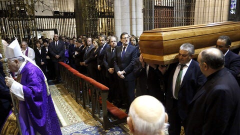 Mariano Rajoy y Juan Vicente Herrera observan la llegada del f&eacute;retro de Isabel Carrasco