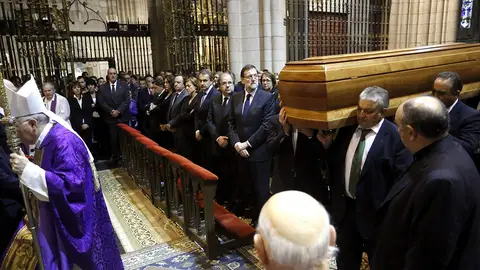 Mariano Rajoy y Juan Vicente Herrera observan la llegada del féretro de Isabel Carrasco Mariano Rajoy y Juan Vicente Herrera observan la llegada del féretro de Isabel Carrasco