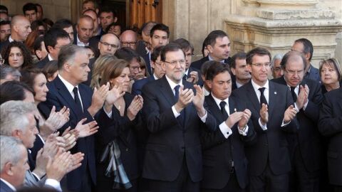 Rajoy junto a otras autoridades en la capilla ardiente