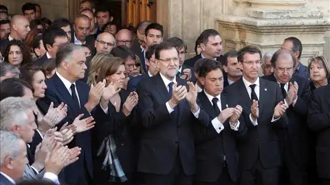 Rajoy junto a otras autoridades en la capilla ardiente Rajoy junto a otras autoridades en la capilla ardiente