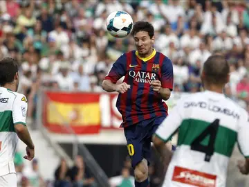 Messi ante el Elche Messi ante el Elche