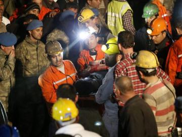 Miembros del equipo de rescate trasladan a un minero muerto Miembros del equipo de rescate trasladan a un minero muerto