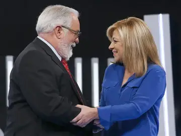 Miguel Arias Cañete y Elena Valenciano se saludan antes del debate Miguel Arias Cañete y Elena Valenciano se saludan antes del debate
