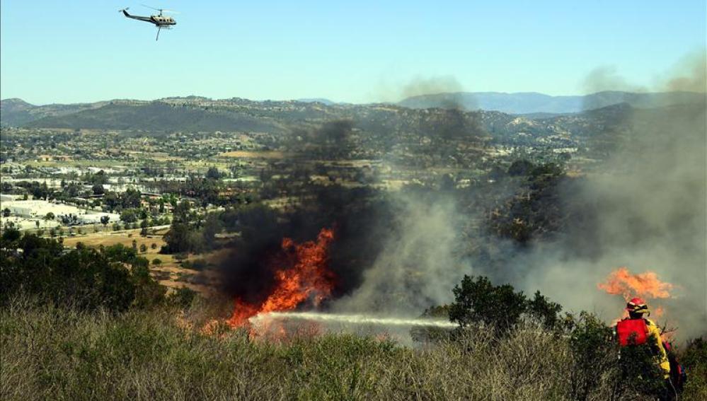 Un helicóptero participa en labores para controlar el fuego