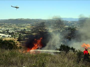 Un helicóptero participa en labores para controlar el fuego