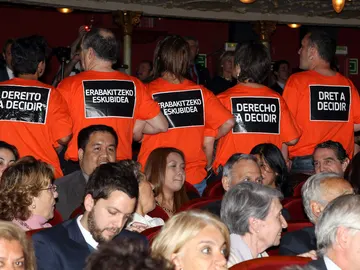 Miembros de EH Bildu interrumpen una entrega de premios en Bilbao con el Príncipe Miembros de EH Bildu interrumpen una entrega de premios en Bilbao con el Príncipe