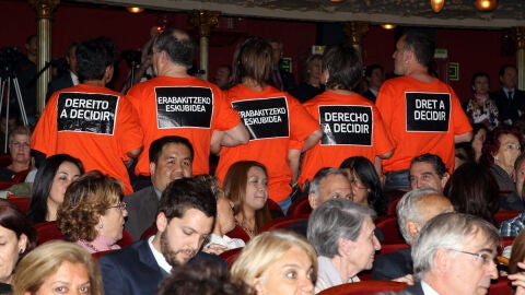 Miembros de EH Bildu interrumpen una entrega de premios en Bilbao con el Pr&iacute;ncipe