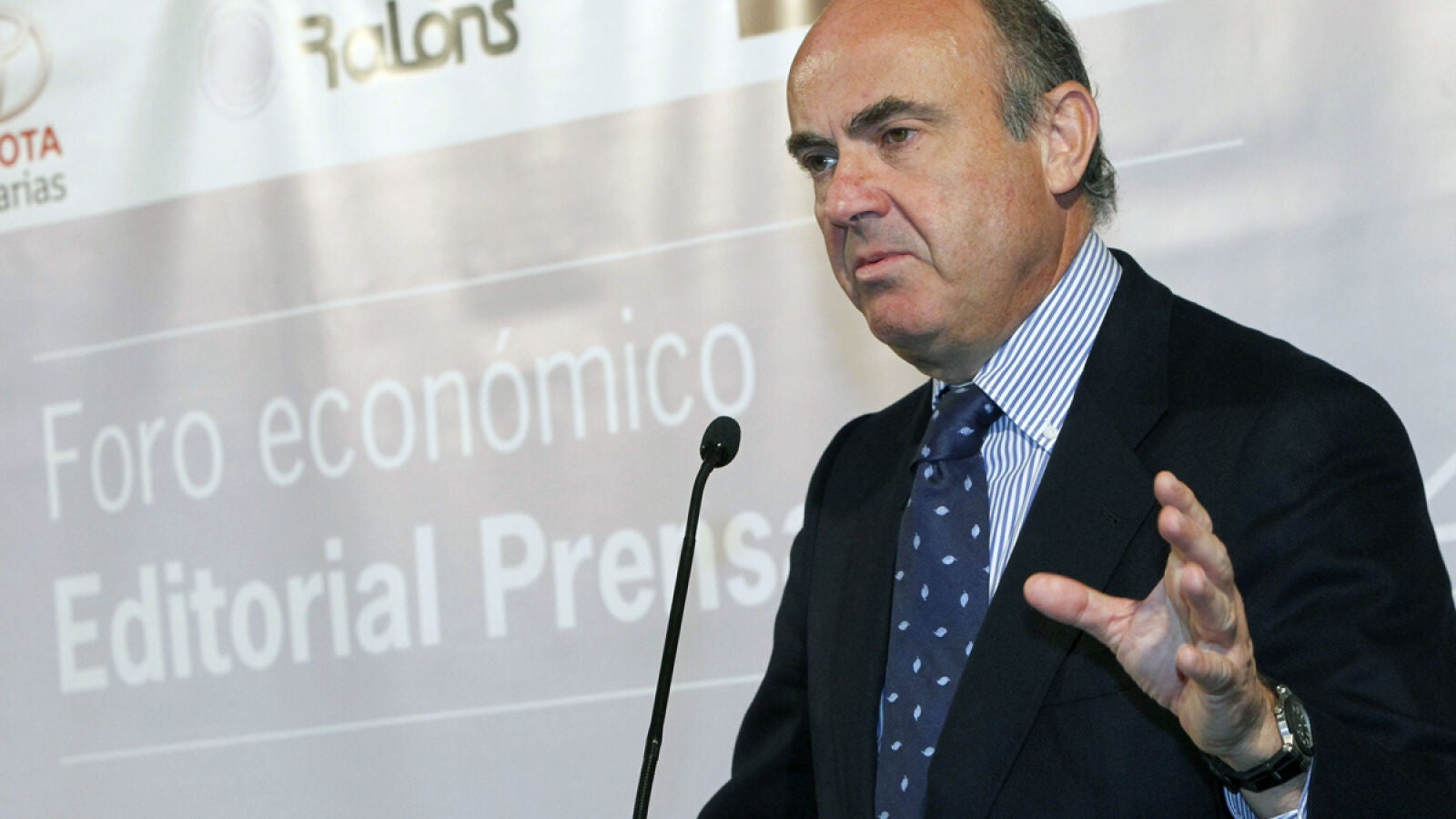 De Guindos confirma la revisión al alza en las previsiones de crecimiento y empleo