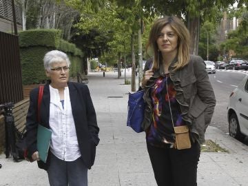 Mar Soriano y la exreligiosa Carmen del Mazo, a la entrada de la Conferencia Episcopal