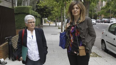 Mar Soriano y la exreligiosa Carmen del Mazo, a la entrada de la Conferencia Episcopal