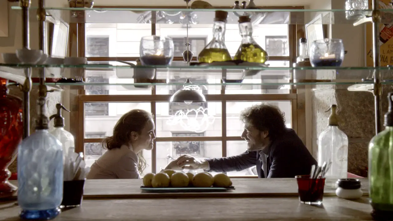 Juan emociona a María con su historia