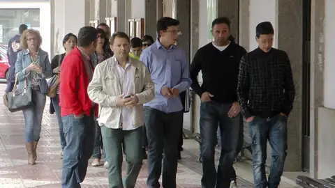 Algunos testigos del accidente con un microbús producido en la localidad de Castuera (Badajoz) Algunos testigos del accidente con un microbús producido en la localidad de Castuera (Badajoz)
