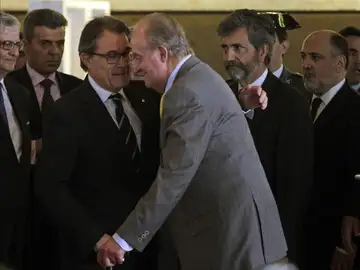 El Rey bromea con Artur Mas en su encuentro en Barcelona El Rey bromea con Artur Mas en su encuentro en Barcelona