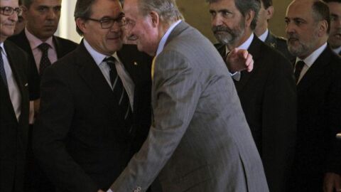 El Rey bromea con Artur Mas en su encuentro en Barcelona