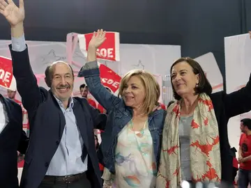 Elena Valenciano acompañada por Alfredo Pérez Rubalcaba y la candidata aragonesa, Inés Ayala Elena Valenciano acompañada por Alfredo Pérez Rubalcaba y la candidata aragonesa, Inés Ayala