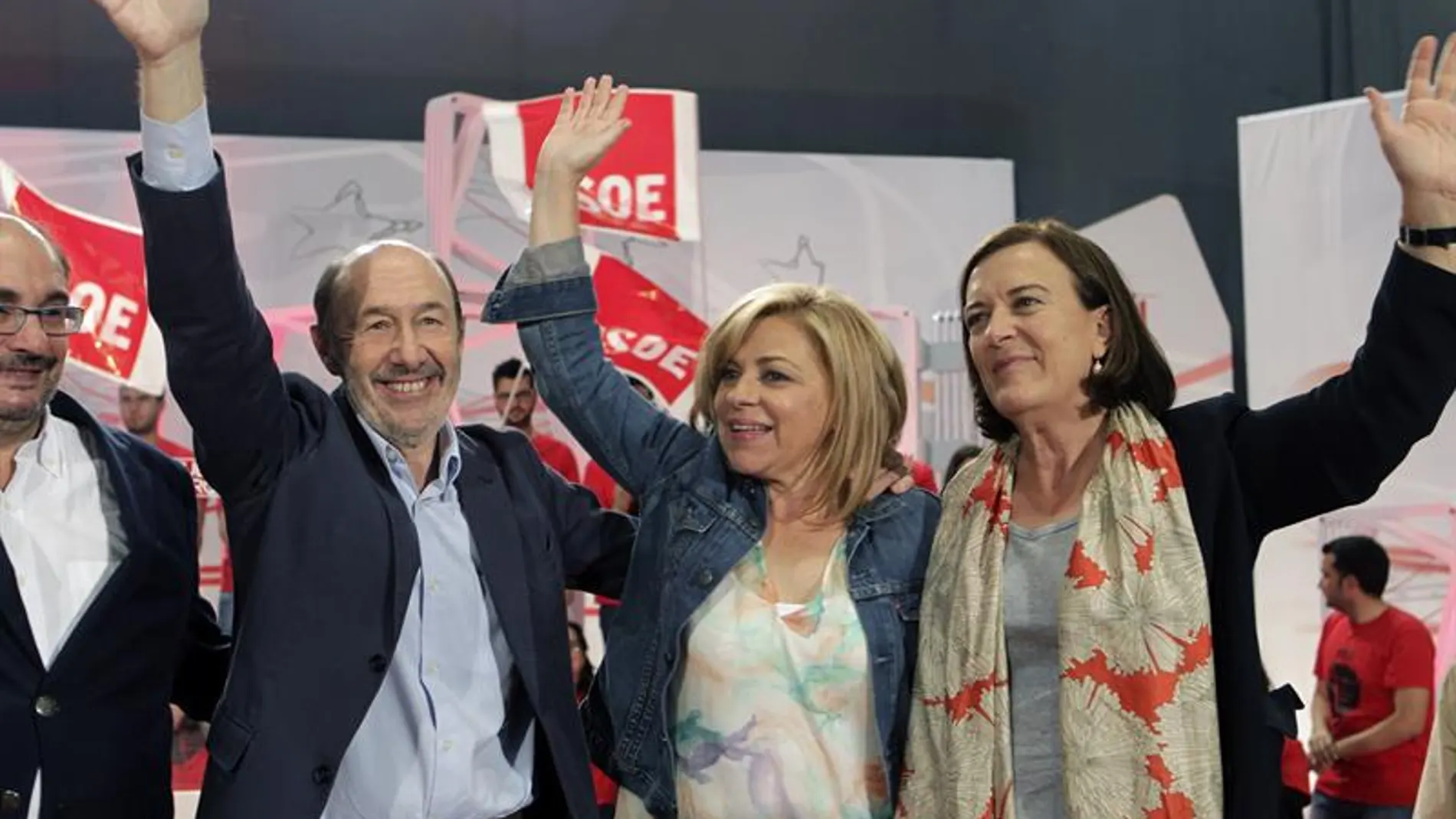 Elena Valenciano acompañada por Alfredo Pérez Rubalcaba y la candidata aragonesa, Inés Ayala