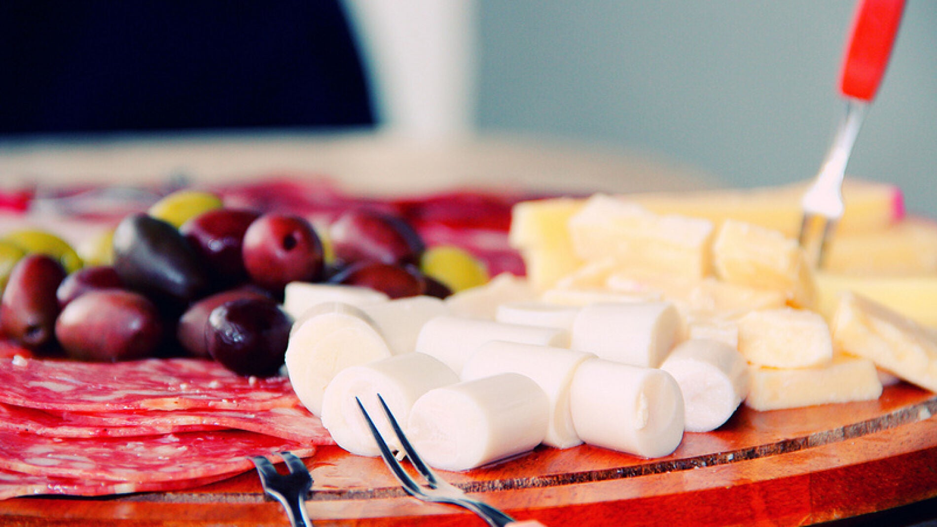 Queso, aceitunas y fiambre: una buena selecci&oacute;n de petiscos a la portuguesa