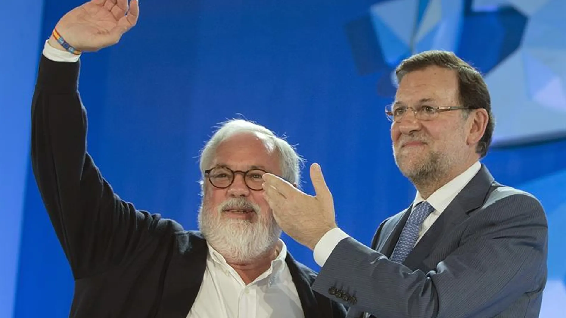 Miguel Arias Cañete junto al presidente del Gobierno y del PP, Mariano Rajoy