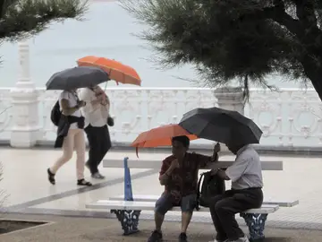 Refugiados de la lluvia en La Concha Refugiados de la lluvia en La Concha