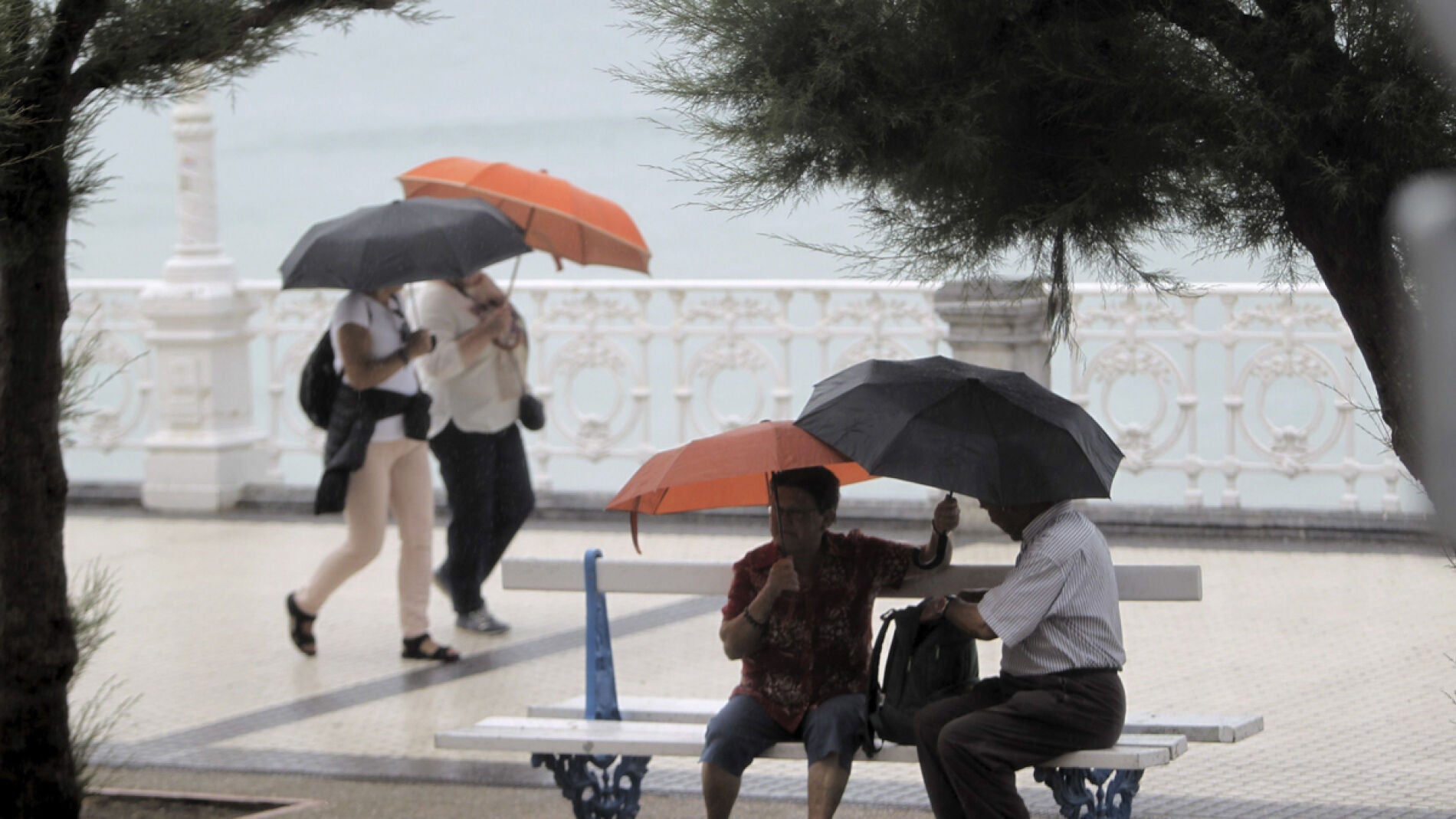 Refugiados de la lluvia en La Concha