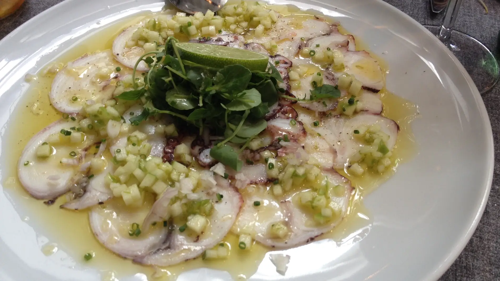 ¡Al rico carpaccio de pulpo! Sabroso y fresquito.