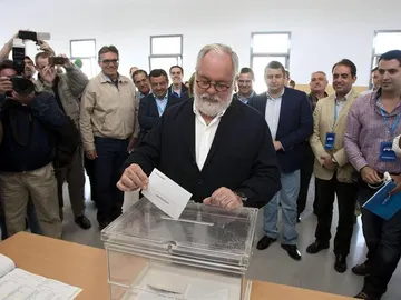 Arias Cañete emite su voto Arias Cañete emite su voto