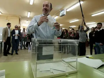 Rubalcaba vota en las elecciones europeas Rubalcaba vota en las elecciones europeas