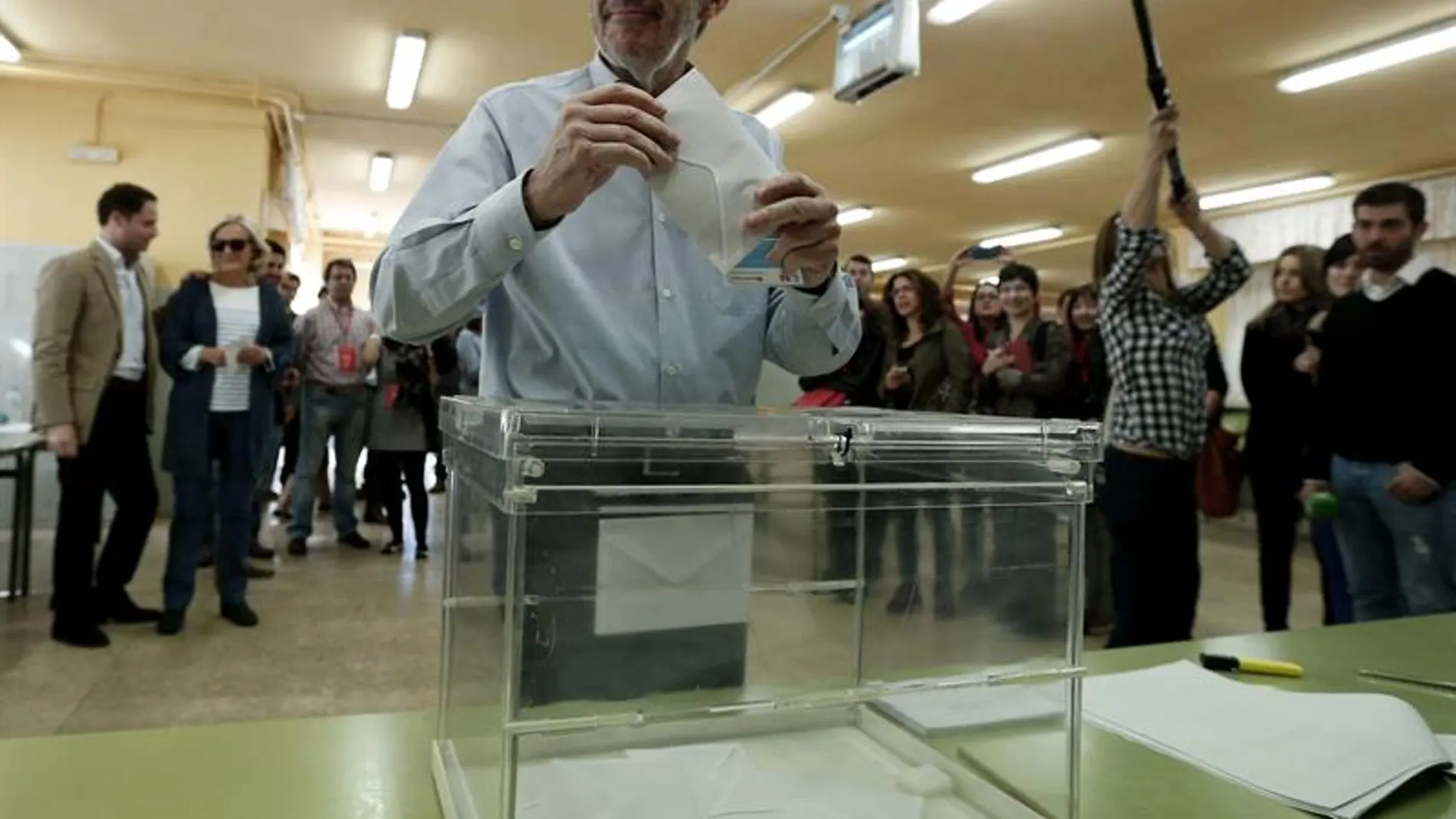 Rubalcaba vota en las elecciones europeas
