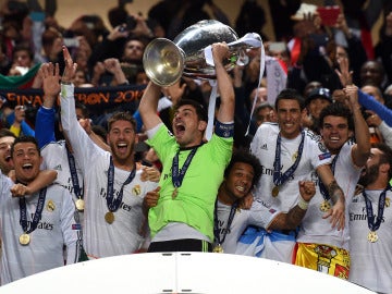 Iker Casillas levanta la Copa de Europa