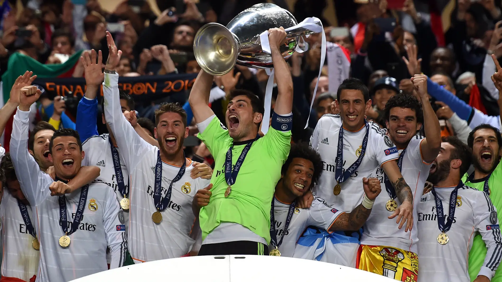 Iker Casillas levanta la Copa de Europa