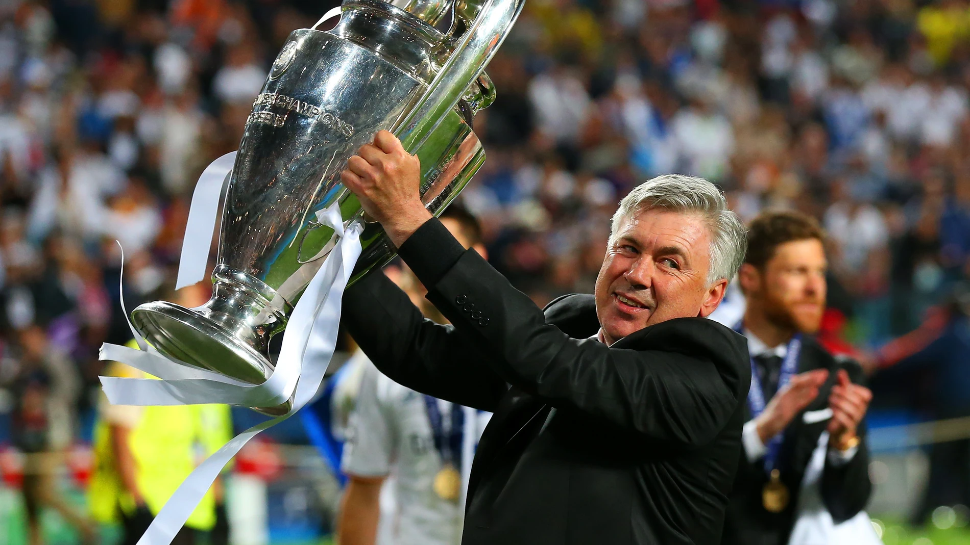 Ancelotti levanta la Copa de Europa Ancelotti levanta la Copa de Europa