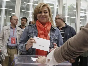 Elena Valenciano acude a votar Elena Valenciano acude a votar
