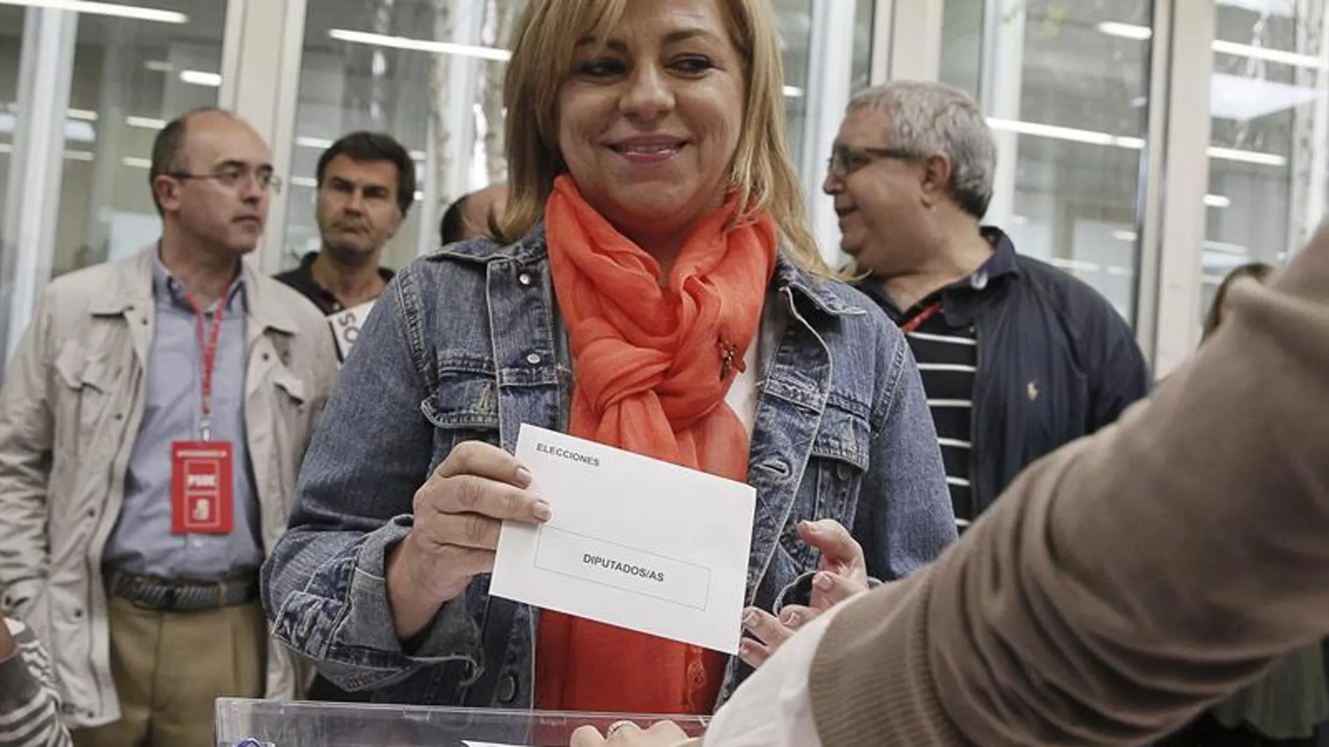 Elena Valenciano acude a votar