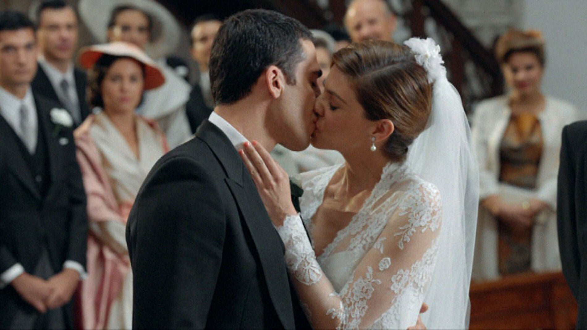 Cristina besa a Alberto