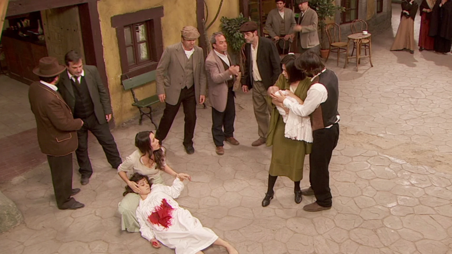 Candela aparece malherida en la plaza y María y Gonzalo vuelven a tener en sus brazos a Esperanza