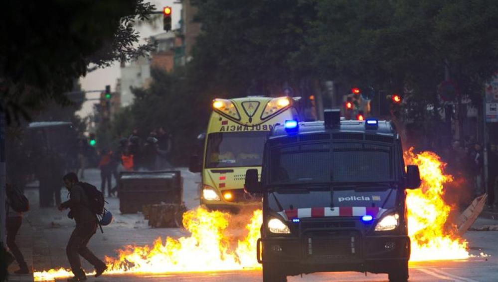 Disturbios tras el desalojo del centro ocupa Can Vies. 