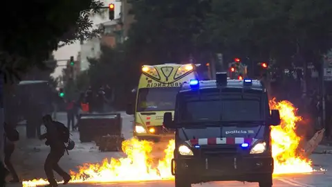 Disturbios tras el desalojo del centro ocupa Can Vies. Disturbios tras el desalojo del centro ocupa Can Vies.