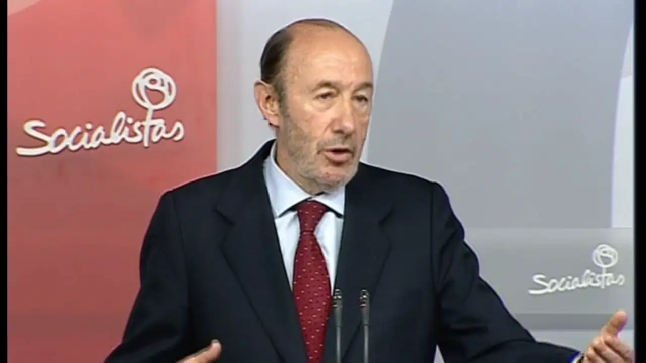 Rubalcaba anuncia que el PSOE celebrará un congreso extraordinario