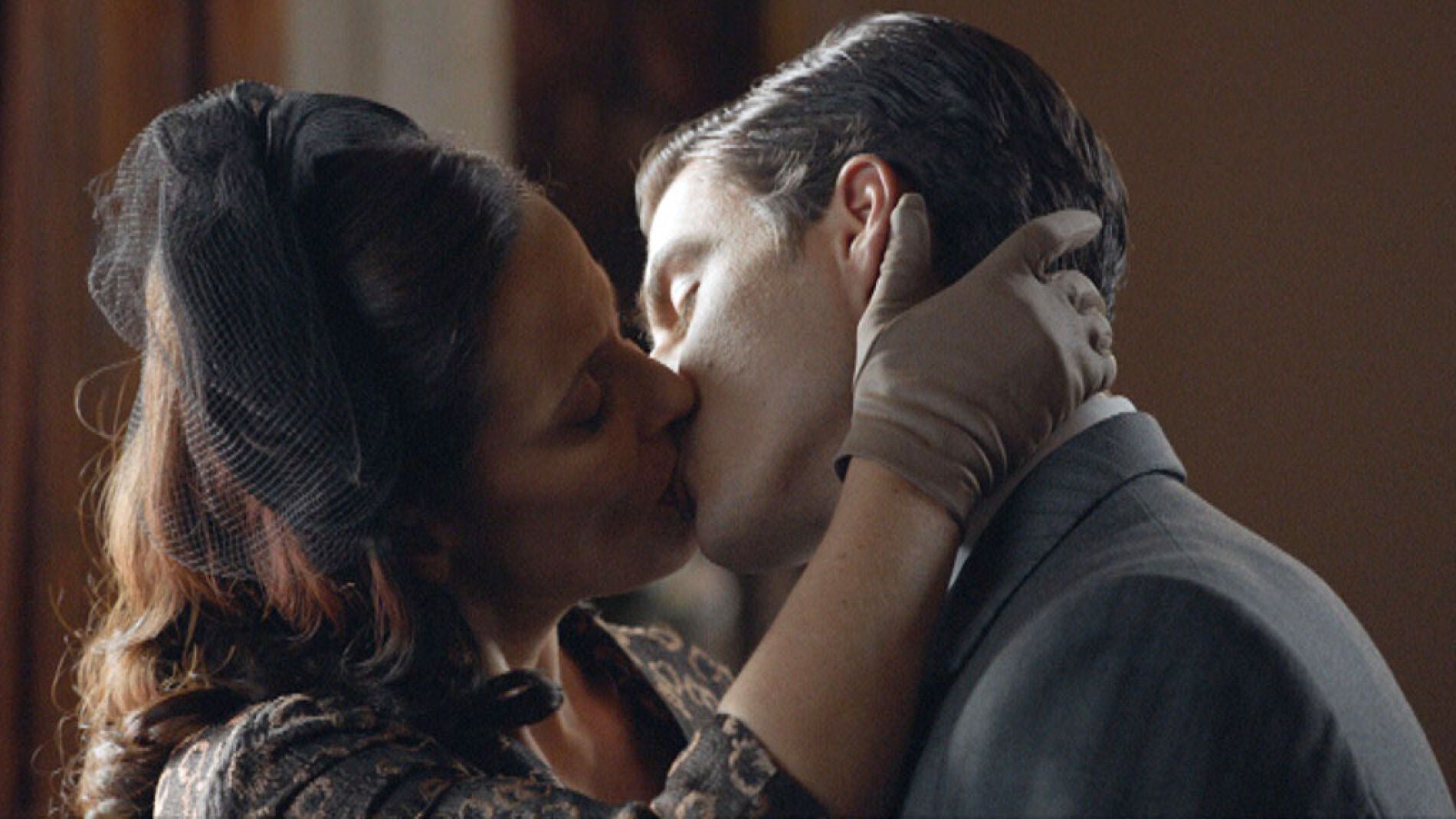 Do&ntilde;a Blanca besa a Max