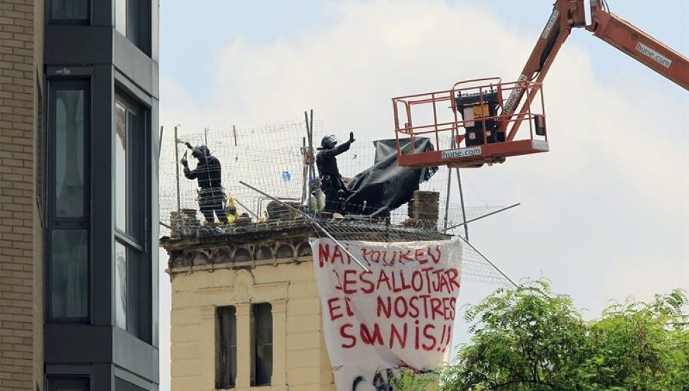 Los Mossos desalojan el centro okupa Can Vies.