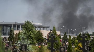 Vista general de una columna de humo en el aeropuerto internacional de Donetsk