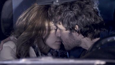 María y Juan a punto de besarse