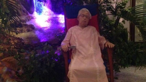Una anciana vestida de novia y sobre su mecedora en su velatorio en Puerto Rico