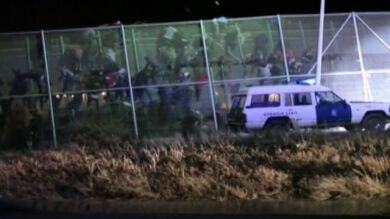 Unos 500 inmigrantes subsaharianos logran saltar la valla fronteriza de Melilla