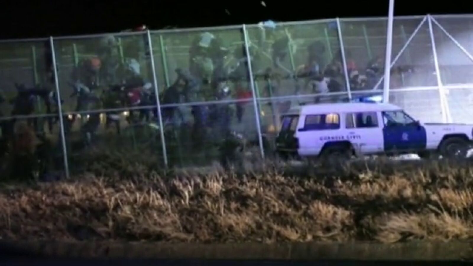 Unos 500 inmigrantes subsaharianos logran saltar la valla fronteriza de Melilla