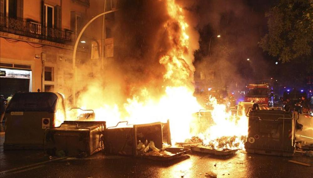 Contenedores calcinados en Barcelona