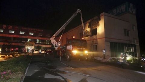 Mueren 21 personas en el incendio de un geri&aacute;trico en Corea del Sur