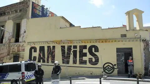 Agentes vigilan el acceso al inmueble Can Vies, en Barcelona Agentes vigilan el acceso al inmueble Can Vies, en Barcelona